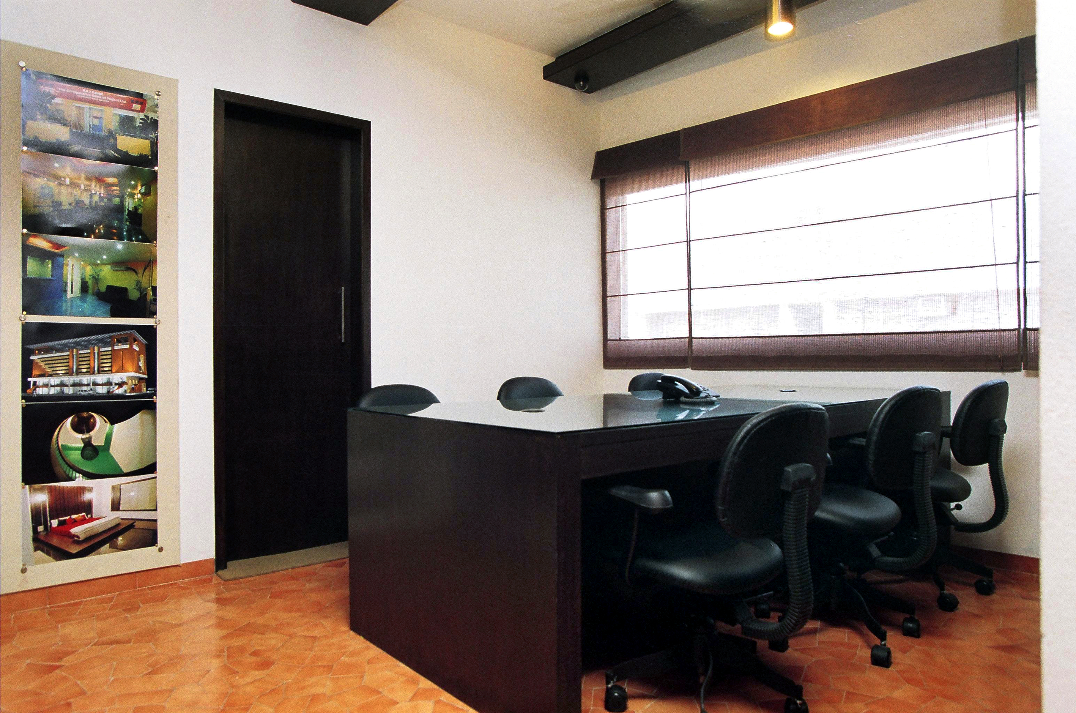 Executive Office Suite - Photo 4